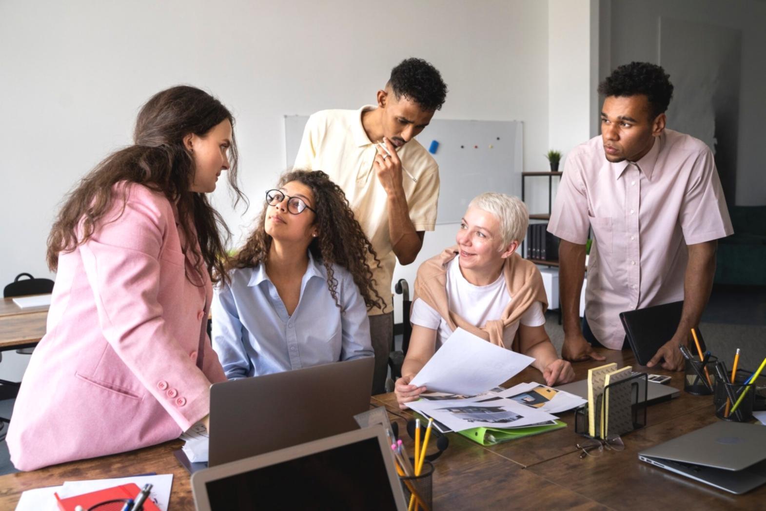 Professionelle Budgetberatung in modernem Büro